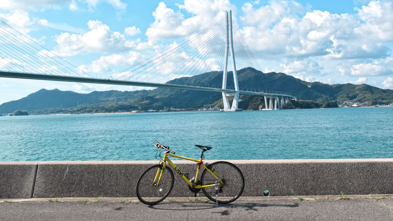 Fahrrad vor Tatara Brücke, berühmte Radstrecke in Japan