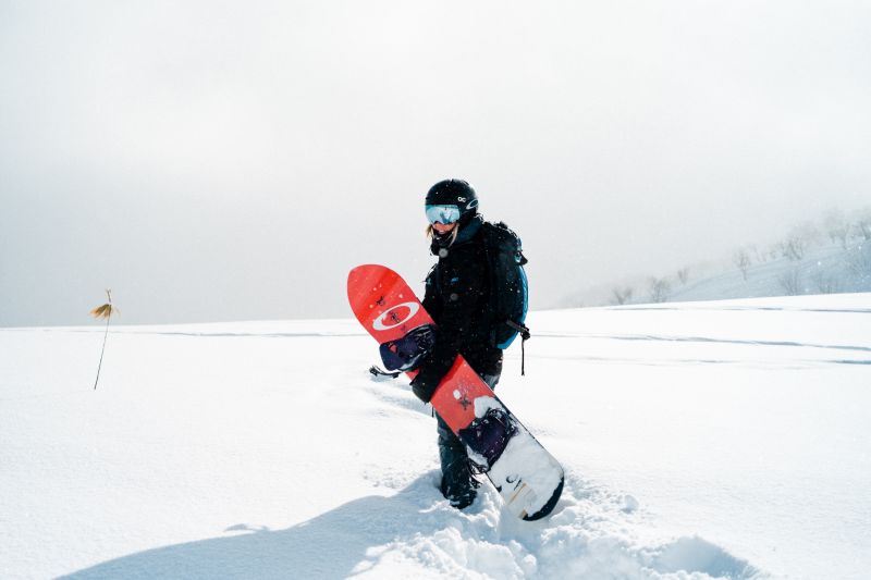 Snowboarder in Hokkaido, Japan im Winter